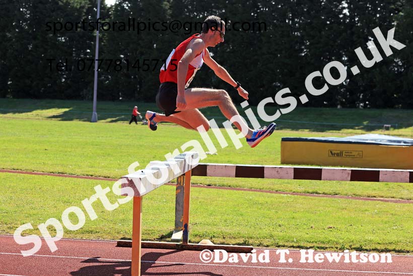 Mens 3000 metres steeplechase, 2024 NE Masters Track and Field Champs., Monkton Stadium, Jarrow.  Photo: David T. Hewitson/Sports for All Pics